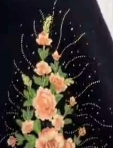 تطريز ورد على شال أسود