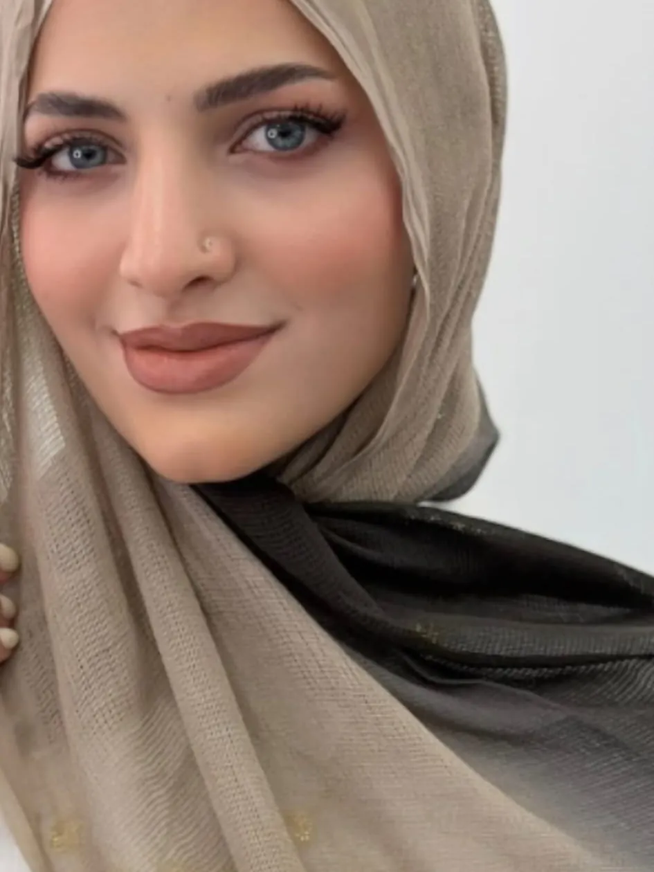 شال بتدرّج لوني على عارضة